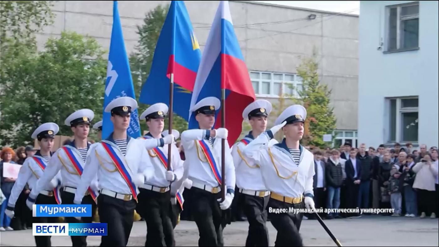 На плацу Мурманского арктического университета торжественно встретили 1500 первокурсников