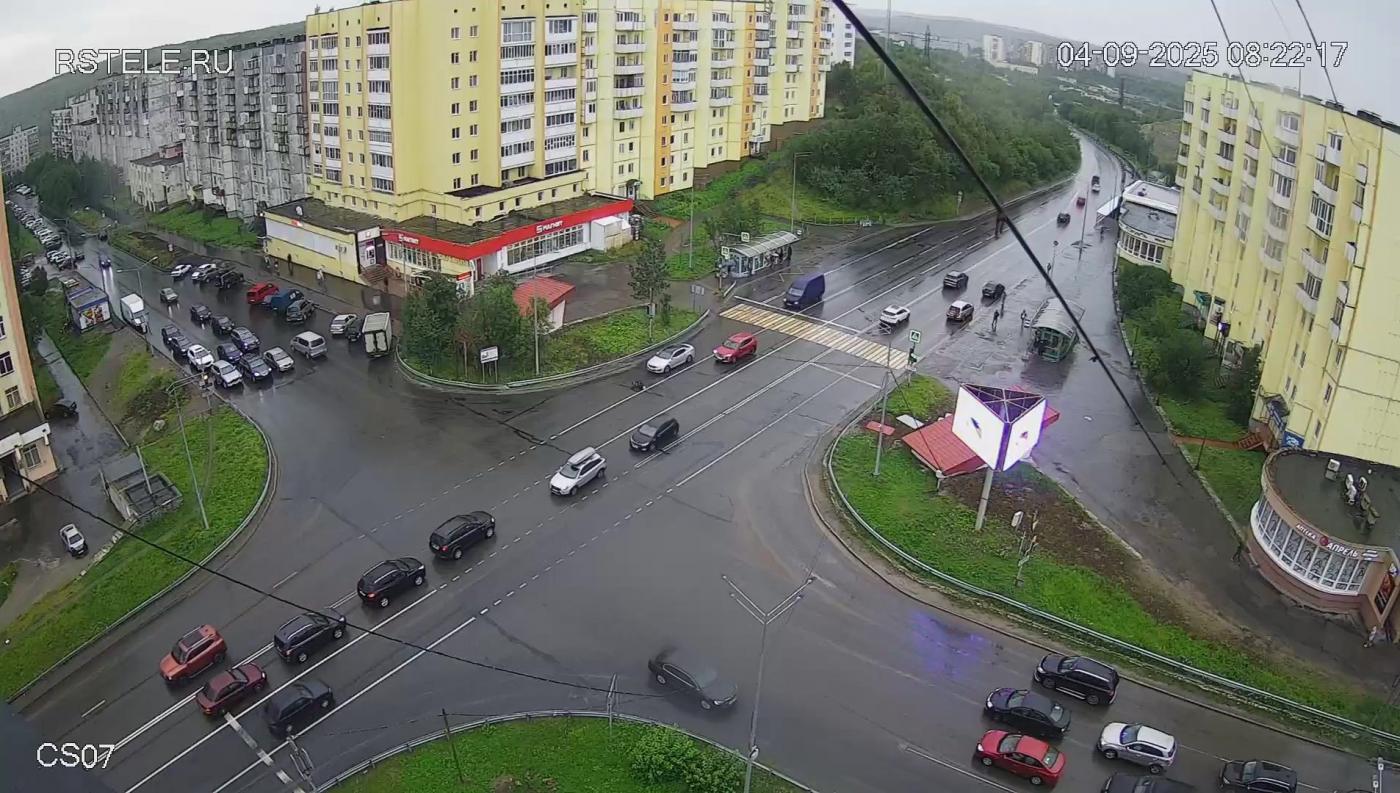 В Североморске автомобиль сбил девушку, перебегавшую дорогу в неположенном месте