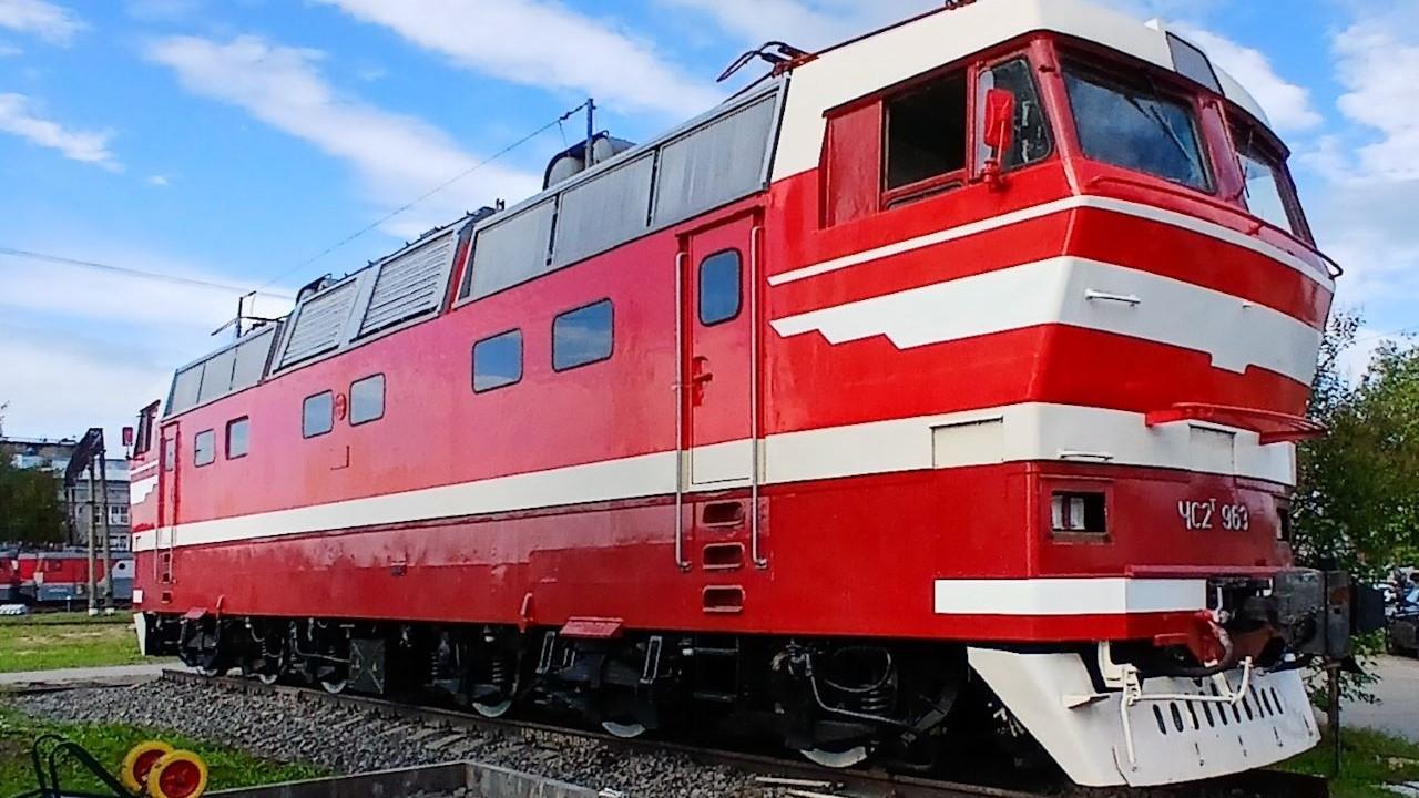 В локомотивном депо Кандалакши приступили к реставрации внутренней части легендарного электровоза