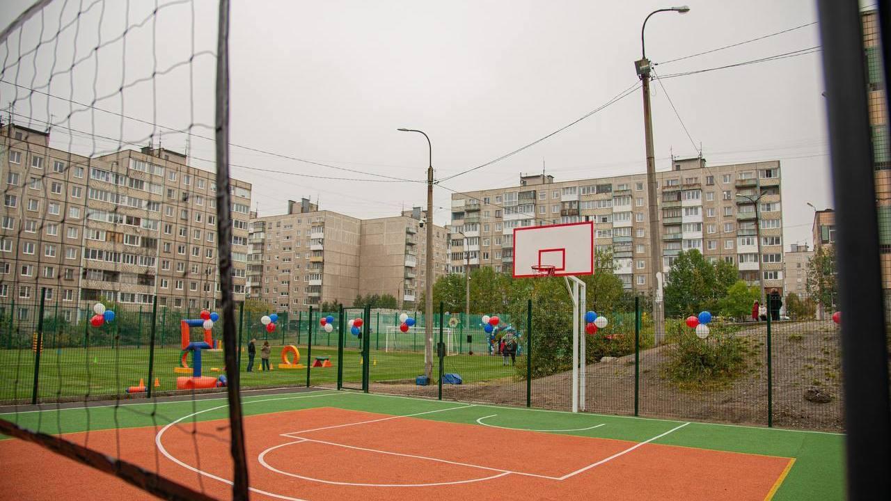 На территории мурманской школы открыли обновленный спорткомплекс и детскую площадку