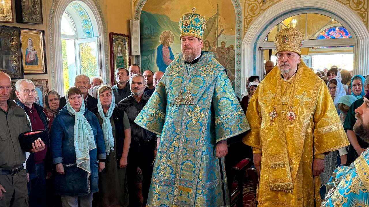 Митрополит Мурманский и Мончегорский Митрофан совершил Божественную литургию в храме на Донбассе