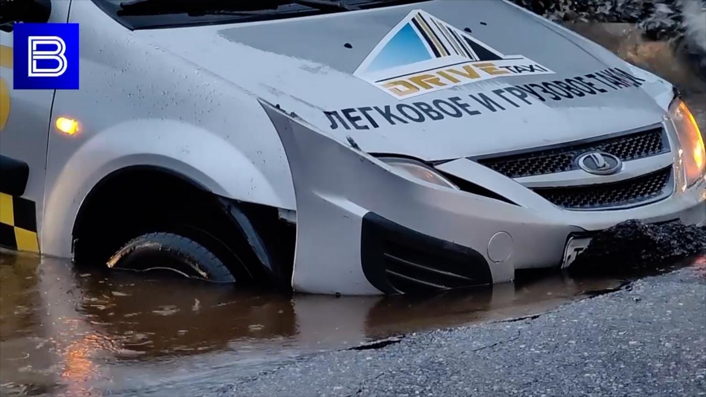На Пономарева в Мурманске такси &quot;нырнуло&quot; в яму из-за обрушения асфальта