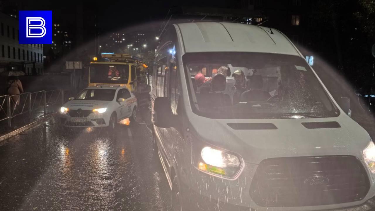 В Мурманске продолжаются работы на месте аварии водопровода, качество воды под контролем