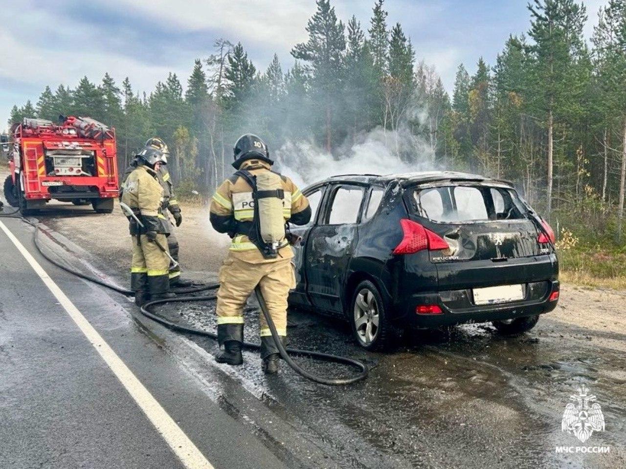 На федеральной трассе под Оленегорском горел автомобиль