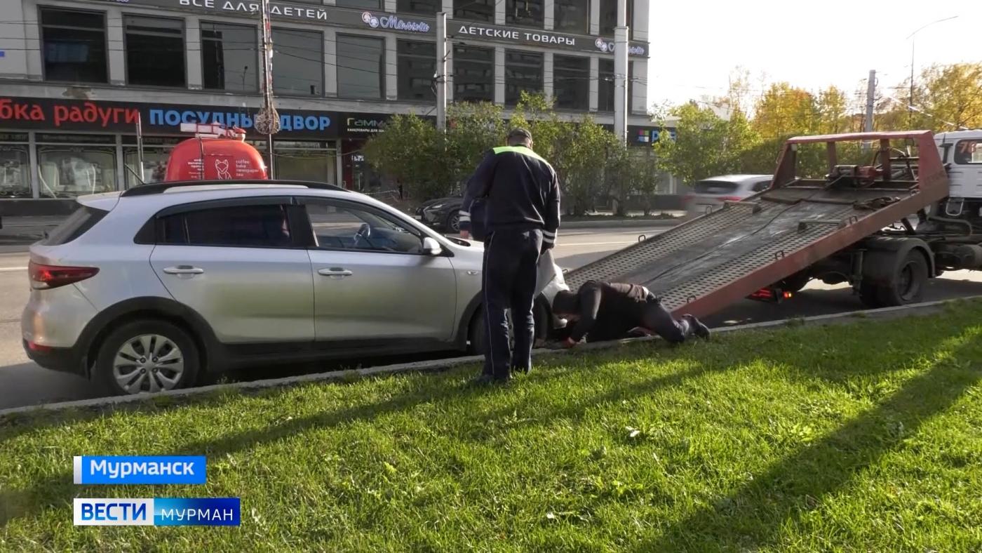 &quot;Остановка запрещена&quot;: припаркованные не по правилам автомобили мурманчан отправили на штрафстоянку