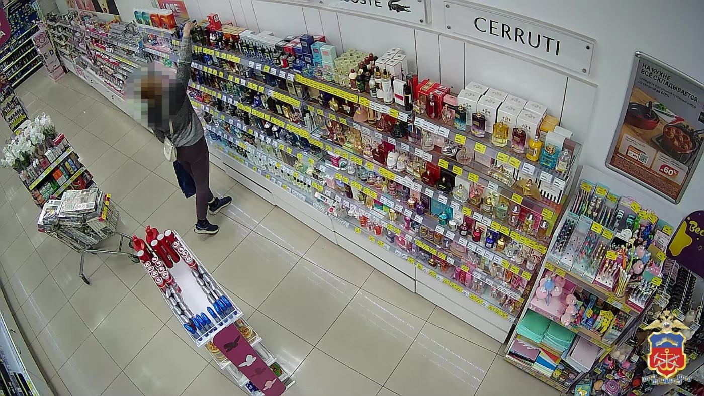 История с кражей парфюма в мурманском магазине завершилась в отделе полиции