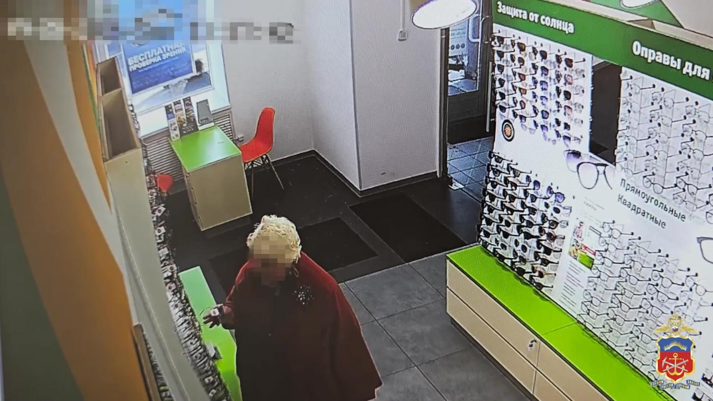 Бабушка из Мурманска оказалась в фокусе внимания полиции после кражи очков