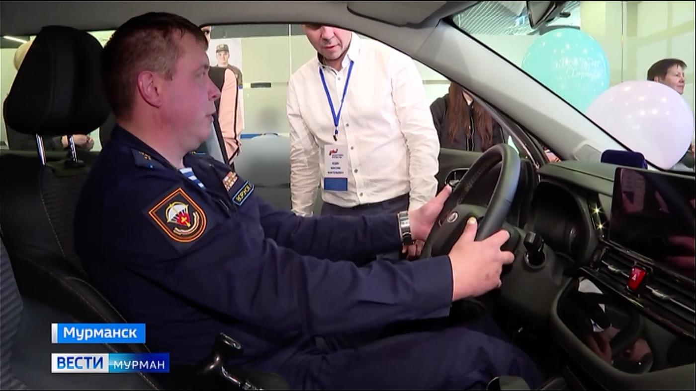 Новая машина для мирной жизни: участнику СВО вручили автомобиль с ручным приводом