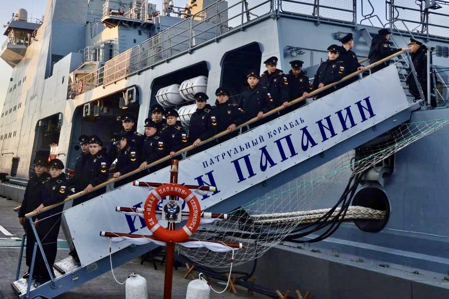 Нахимовцам провели экскурсию по кораблю Северного флота &quot;Иван Папанин&quot;