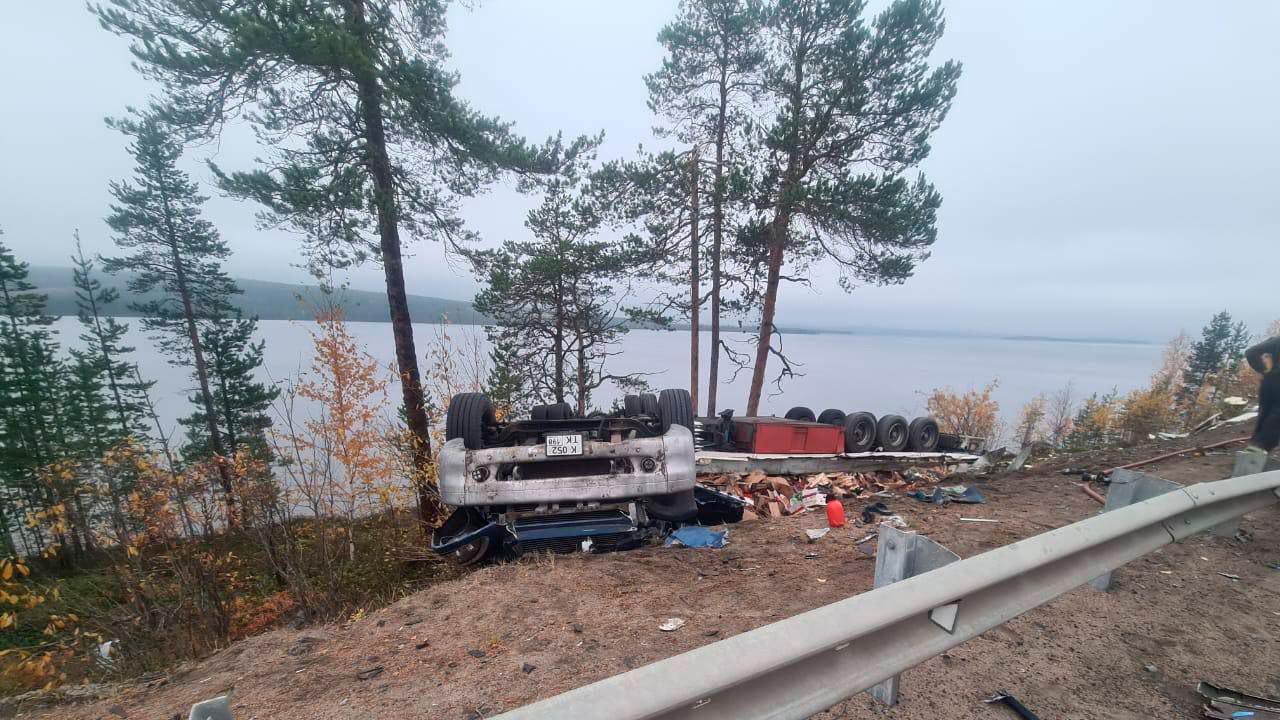 В районе Полярных Зорь на трассе &quot;Кола&quot; фура улетела в кювет