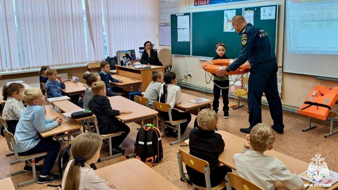 Правила безопасности у водоемов напоминают детям в школах Мурманской области