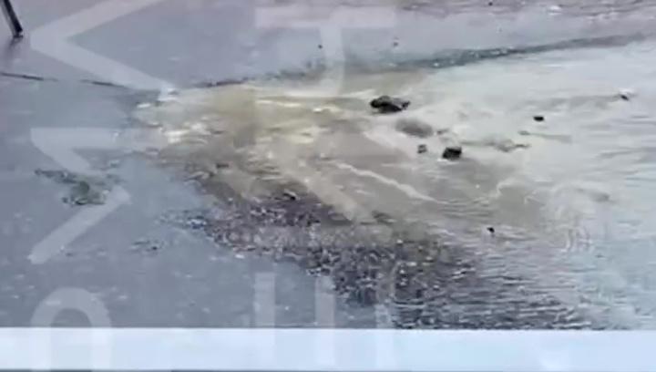 Утечку на водопроводе на улице Баумана в Мурманске устранили