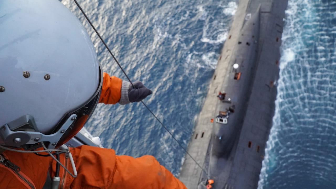 Военные летчики отработали доставку грузов на подлодку в Баренцевом море