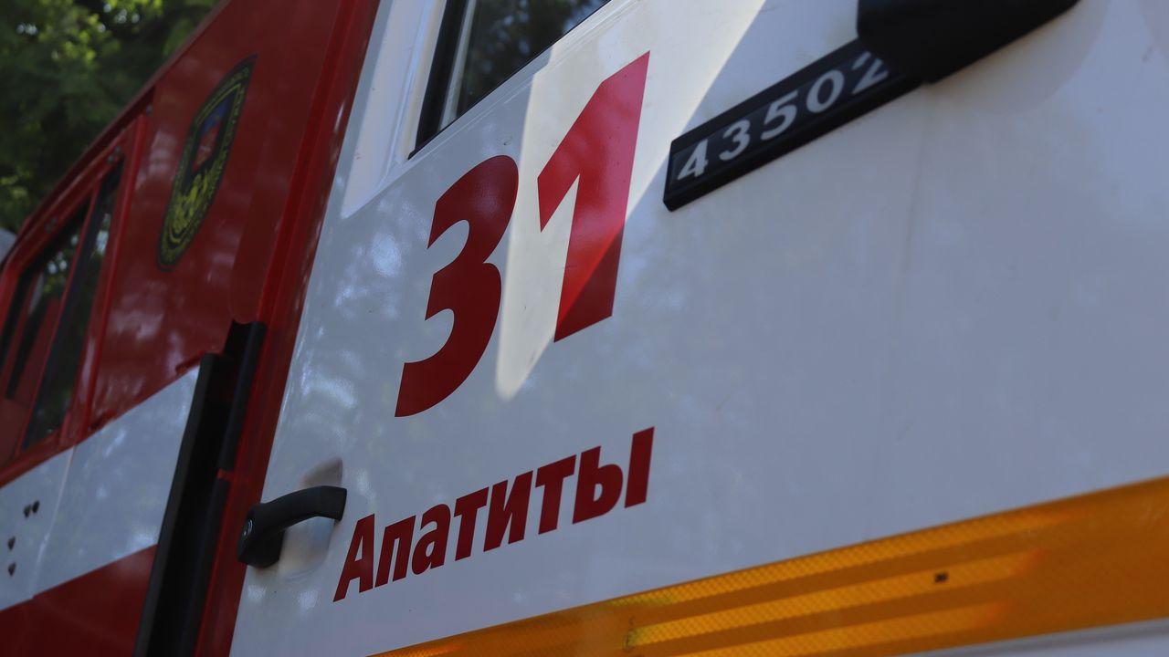 В Апатитах грузовик опрокинулся в кювет, один человек пострадал