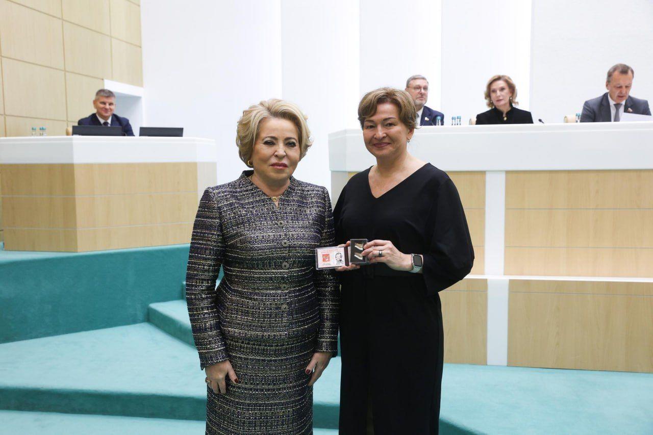 Лариса Круглова получила удостоверение сенатора РФ