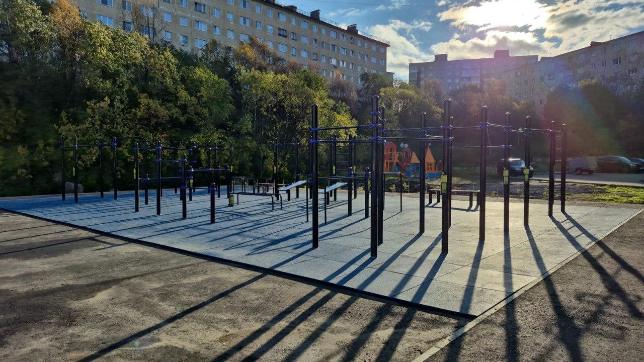 В Мурманске открыли &quot;умную&quot; спортивную площадку с QR-кодами и воркаут-зоной  