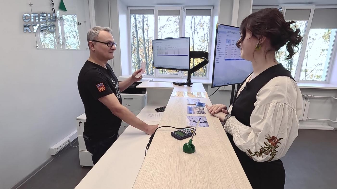 &quot;Спецкурс&quot;: подстричь, пошить и с улыбкой встретить – Владимир Костров осваивает профессии сферы услуг 