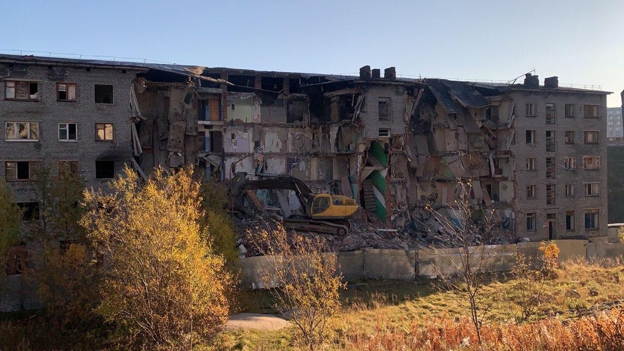 В Полярном по программе реновации ЗАТО начали сносить выведенные из эксплуатации дома