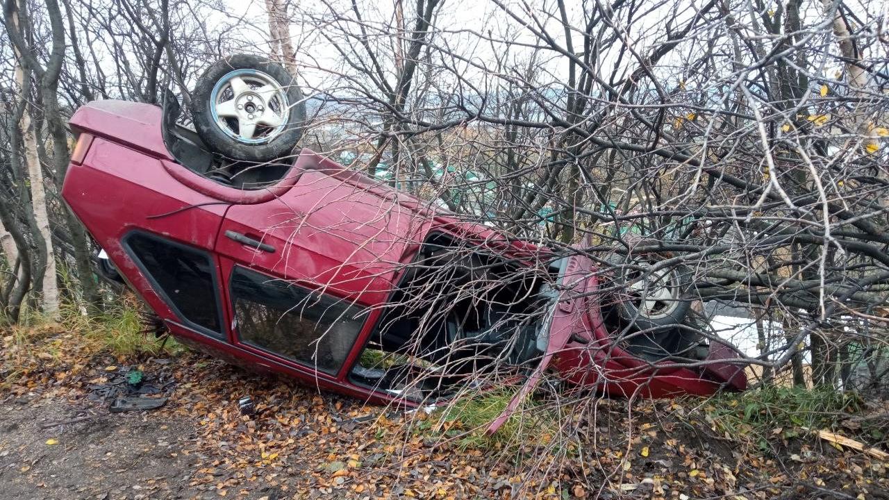 В Мурманске ВАЗ-2109 вылетел в кювет: есть пострадавший