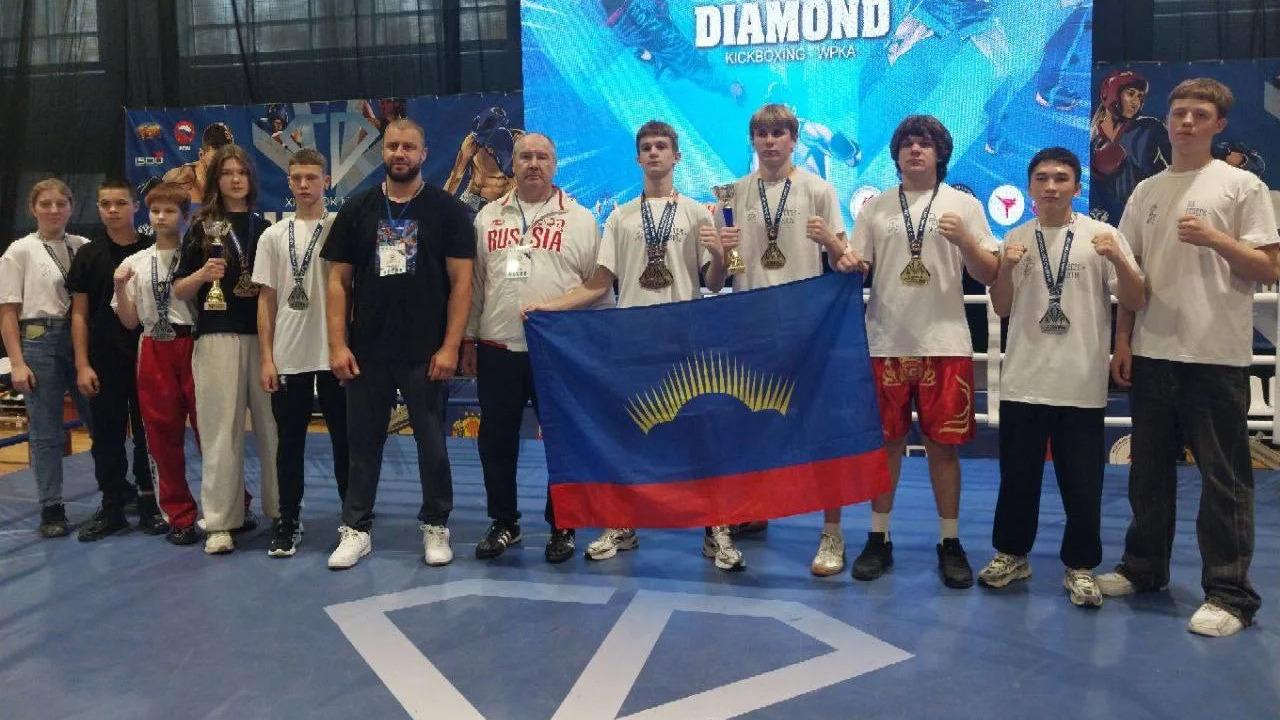 Триумф спортсменов из Мурманской области: победы и медали на чемпионатах по пауэрлифтингу и кикбоксингу