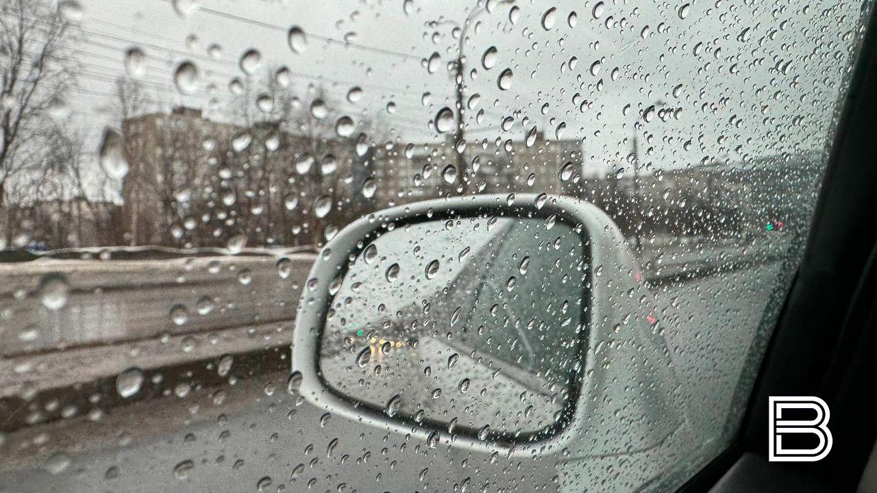 Заполярным водителям напомнили о рисках на дорогах в условиях ливня и сильного ветра