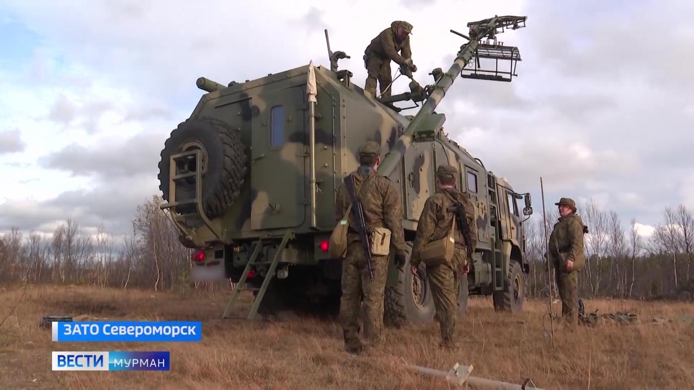 Замаскировано и бесперебойно: военные связисты Северного флота развернули в лесу технику для обмена данными с авиацией