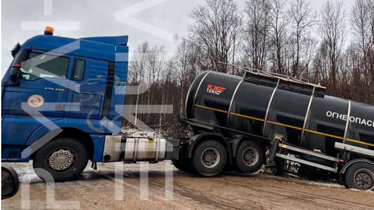 Фура, перевозившая мазут, оказалась в кювете по пути в Тулому