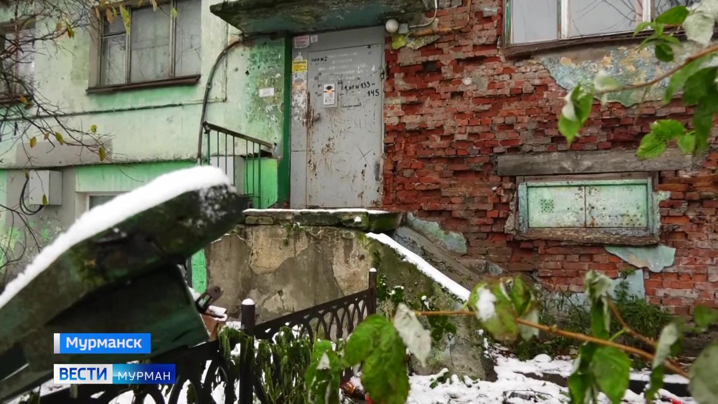 Двери есть, войти нельзя. Жильцы дома на Гагарина в Мурманске живут без крыльца