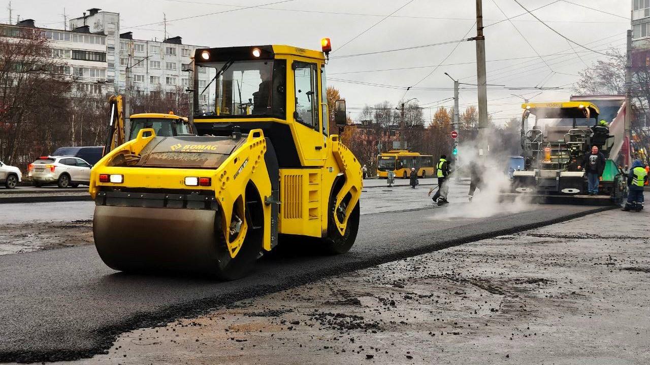 В Мурманске на проспекте Героев-североморцев приступили к асфальтированию проезжей части