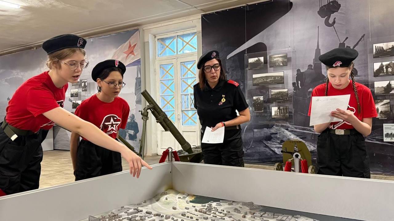 Молодые патриоты окунулись в историю в Военно-морском музее Северного флота