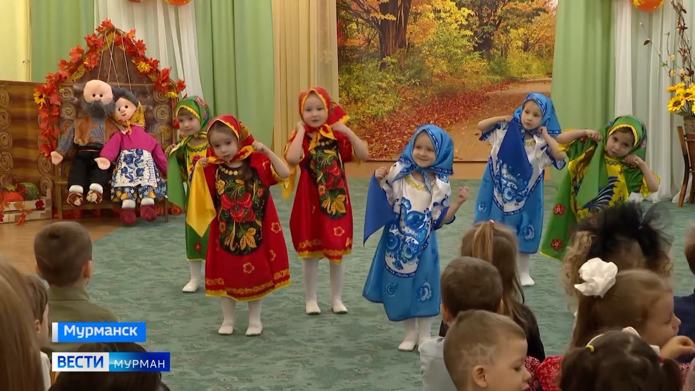 С Днем бабушек и дедушек своих близких поздравили воспитанники мурманского детского сада №46