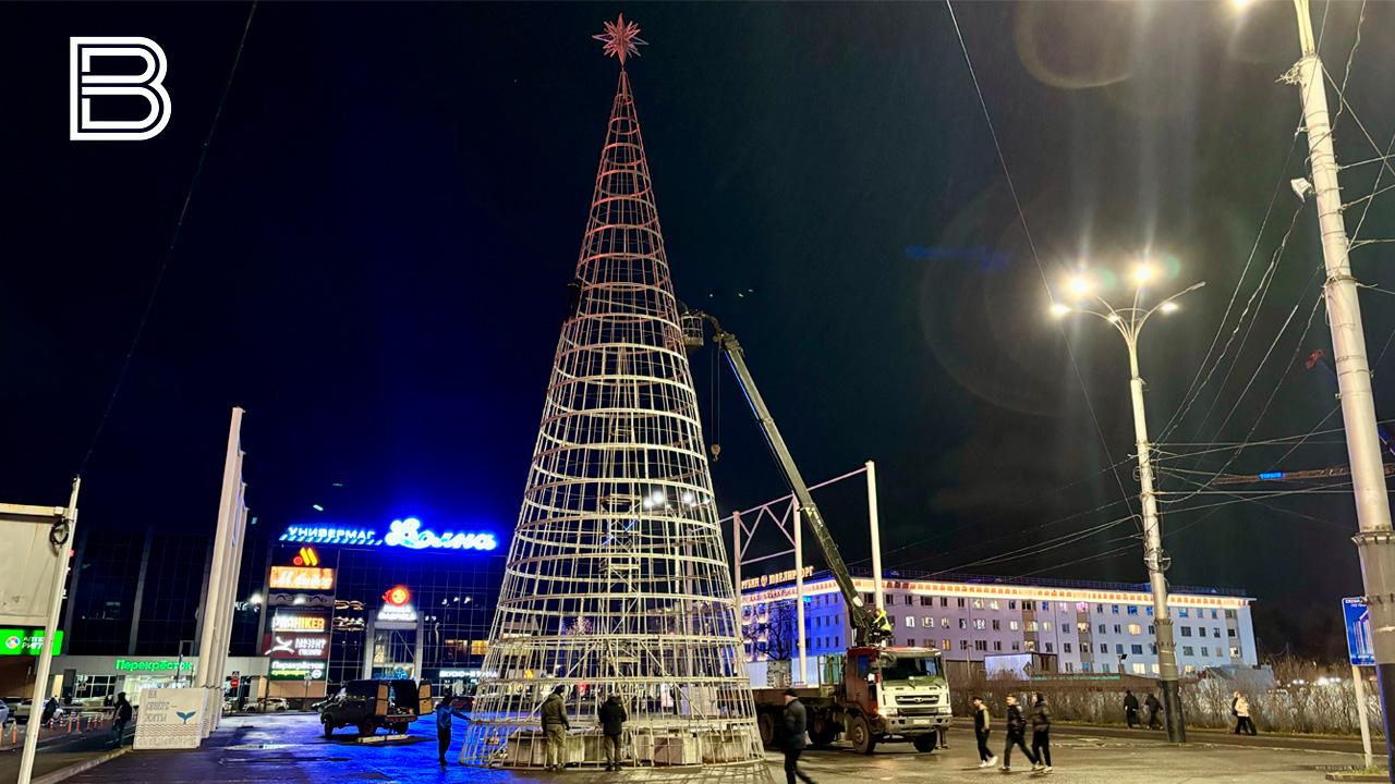 В центре Мурманска устанавливают каркас главной новогодней елки