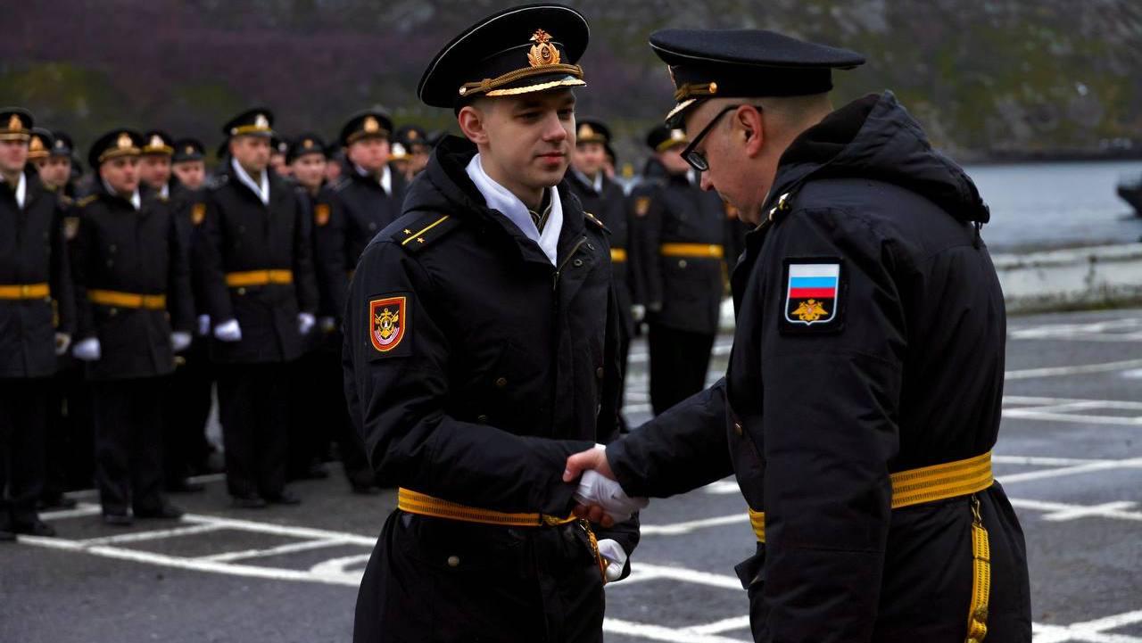 Моряков бригады кораблей охраны водного района Кольской флотилии разнородных сил Северного флота посвятили в гвардейцы