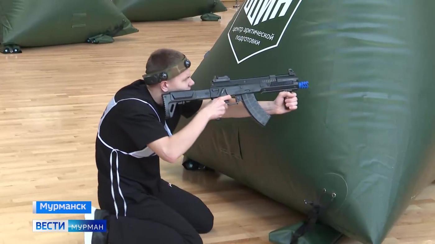 Попасть точно в "яблочко" и устоять на ногах: в Мурманске прошли соревнования по лазертагу и спортивному мечу