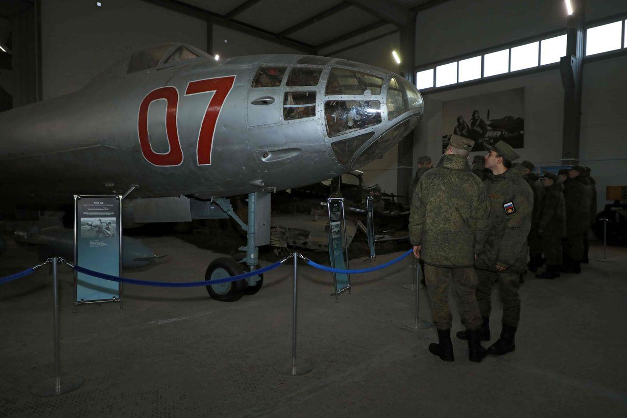 Призывники Северного флота посетили музей авиации в Сафоново