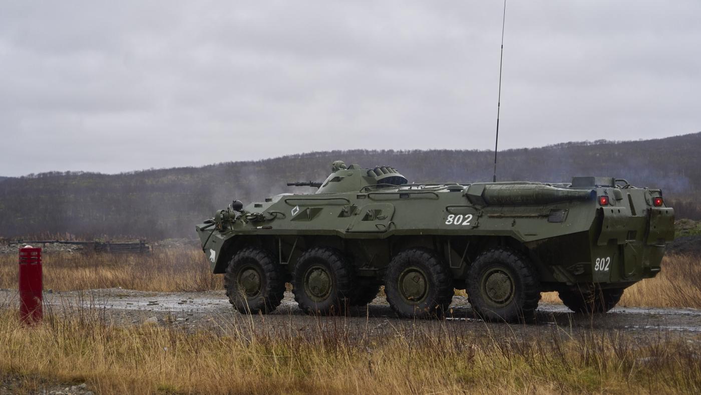 Вождение боевых машин по сложному рельефу отработали военнослужащие Северного флота