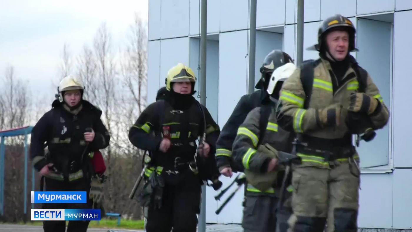 Счет на секунды: пожарные прошли учения по спасению людей при нулевой видимости