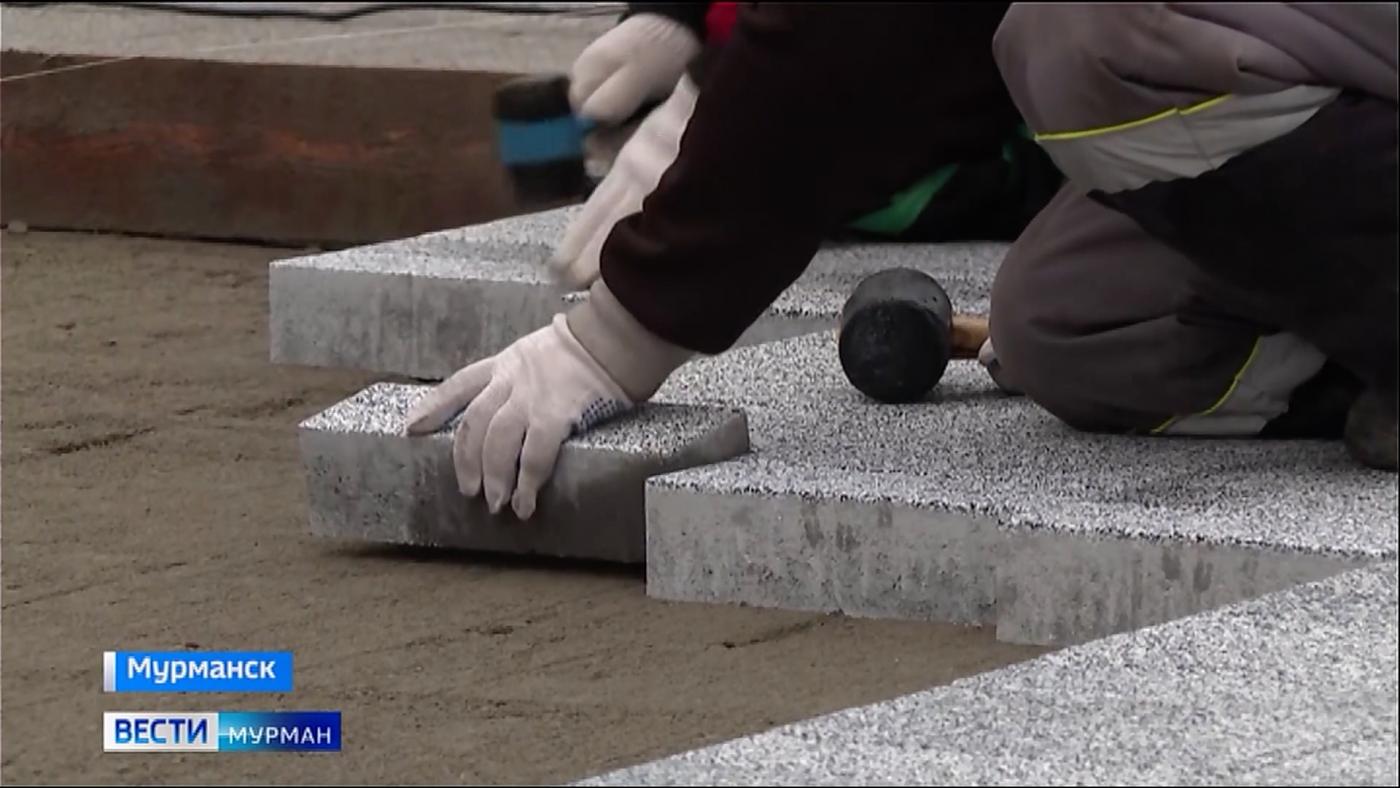 На улице Ленинградской в Мурманске приступили к укладке плитки