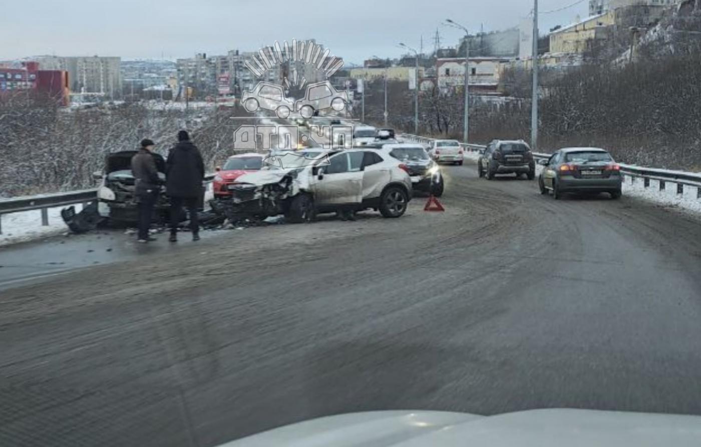 Женщина пострадала при столкновении иномарок в Мурманске&nbsp;
