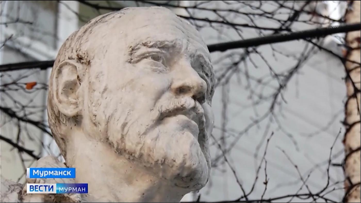 На Аллее писателей в Мурманске почтили память Михаила Орешеты