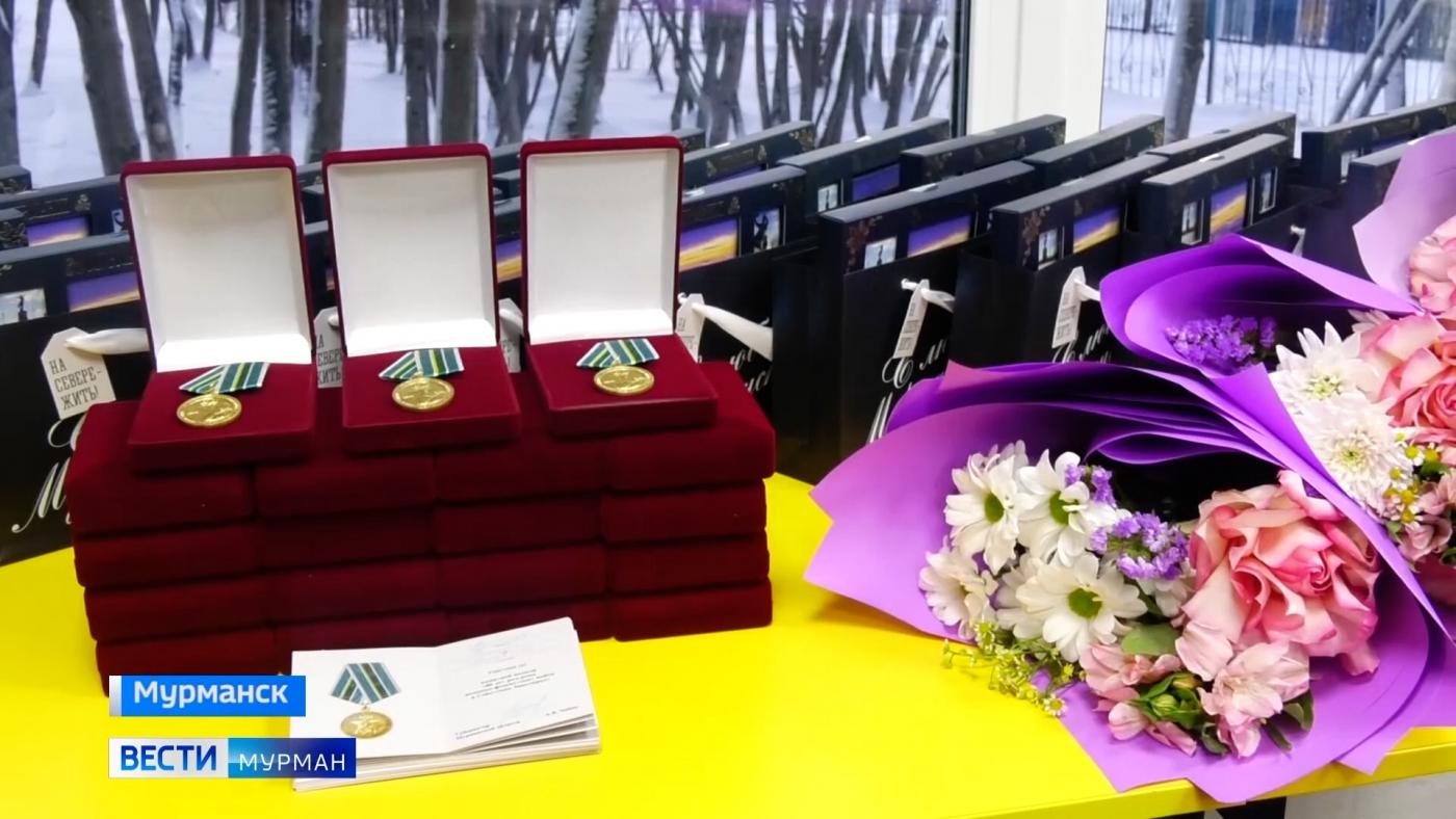 Мурманчанам - детям Великой Отечественной войны вручили памятные медали к 80-летию разгрома немецко-фашистских войск в Заполярье
