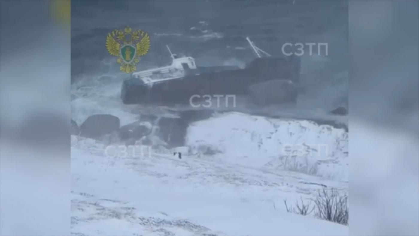 В Териберке из-за шторма одно судно затонуло, другое пропало&nbsp;