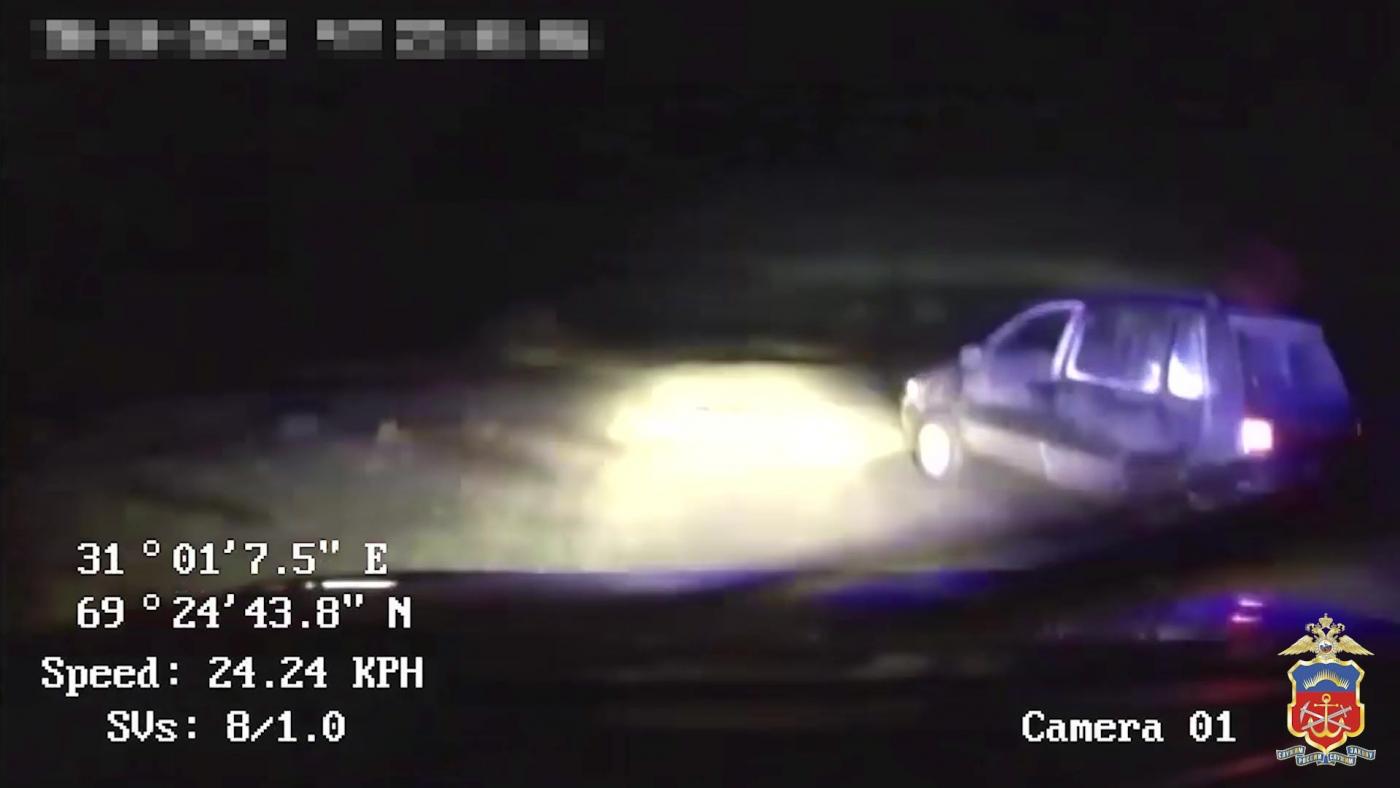 В Заполярном полицейские применили оружие для остановки лихача на иномарке&nbsp;