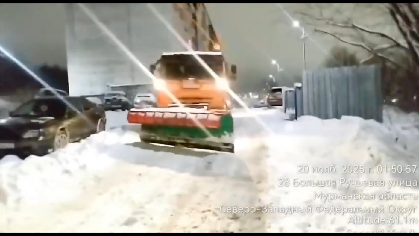 На уборку улиц Мурманска от снега вышли 67 единиц спецтехники