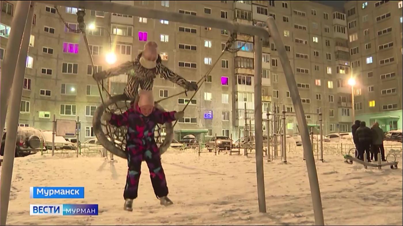 На детской площадке на Крупской установили дополнительное освещение после обращения мурманчан