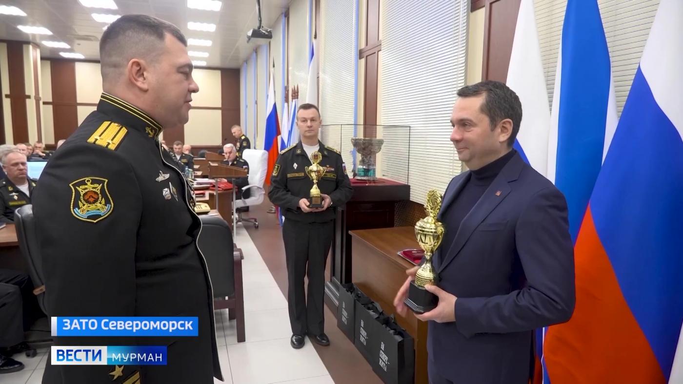 Андрей Чибис вручил переходящие кубки губернатора лучшим кораблям и береговым частям Северного флота
