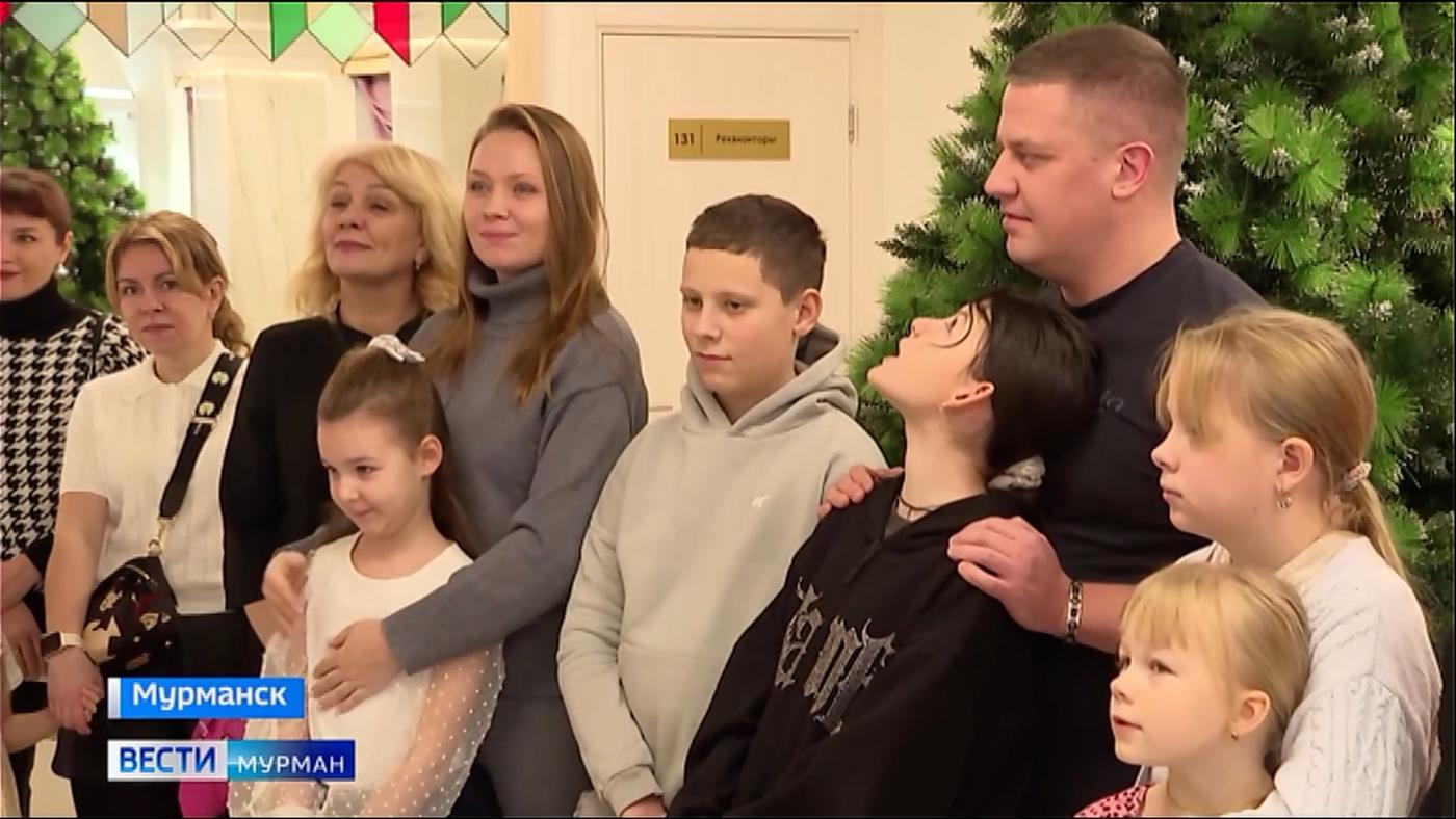 Для семей участников СВО в честь Дня матери организовали посещение кукольного спектакля в Мурманске