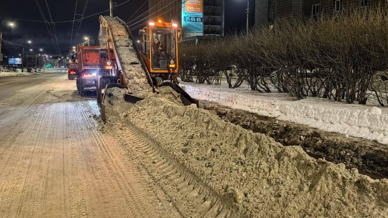 УДХ Мурманска продолжает круглосуточную борьбу с последствиями снегопадов