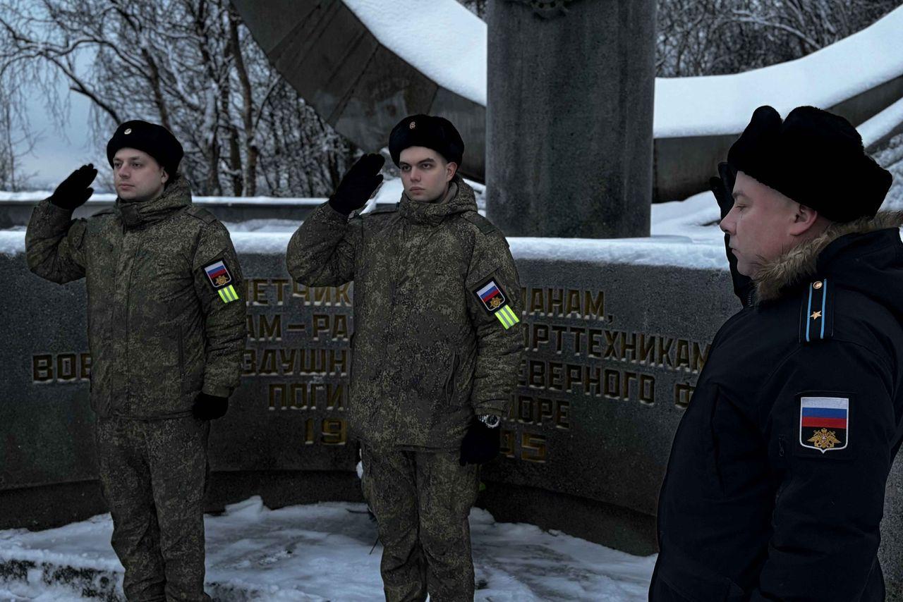 Военнослужащие Северного флота почтили память героев-авиаторов в Сафоново