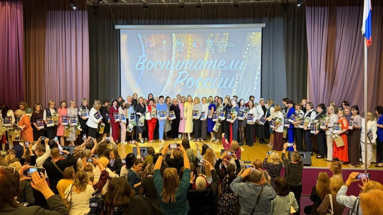 Андрей Чибис поздравил Наталью Лузай с победой в конкурсе "Воспитатель России"